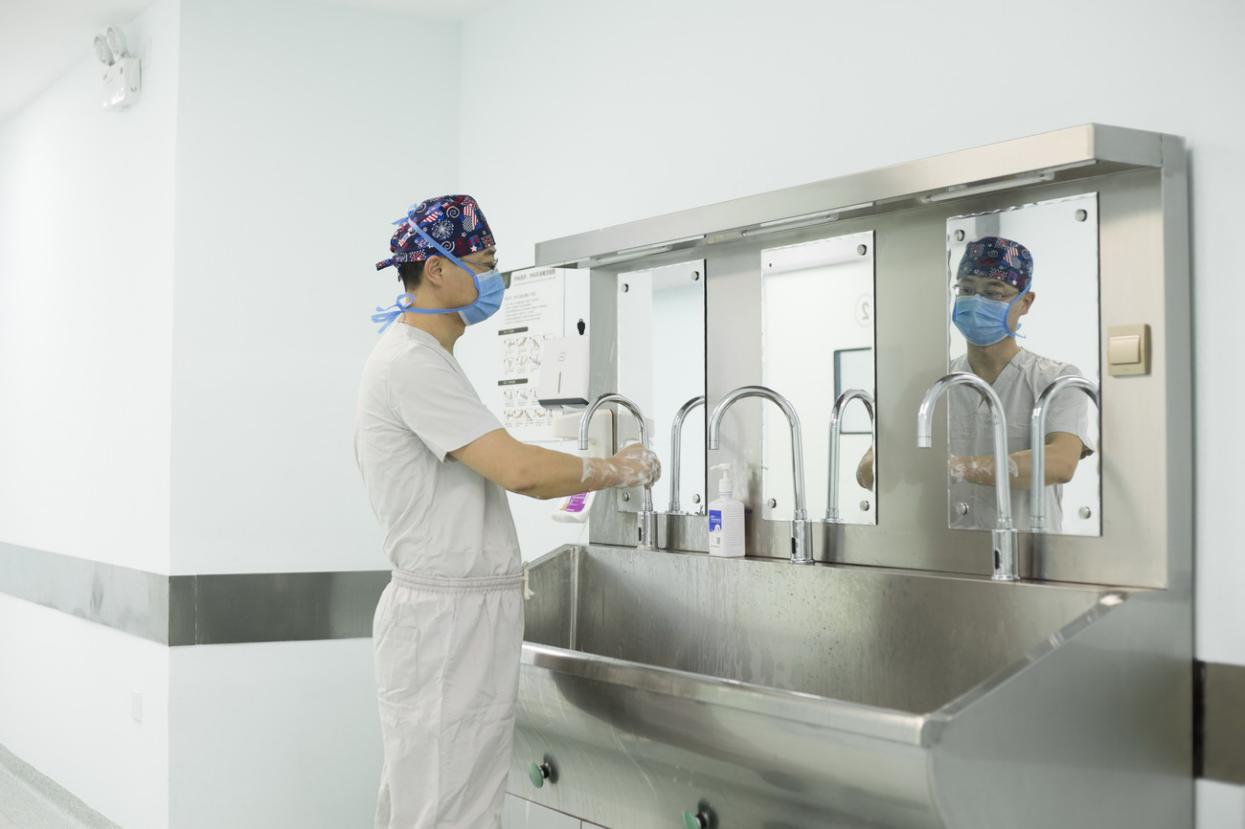 青岛伊美尔孙好杰: 工作态度精益求精、整容技