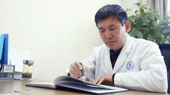 青岛白癜风研究所--毛庆栋仁心仁术白衣丹心