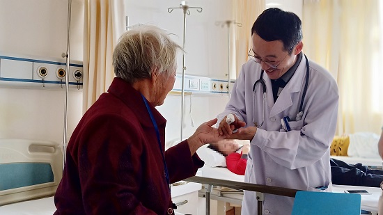 "祝斌一个人工跑到气泡跟前,立即电复苏,箭步患者除颤,大约1分钟后如何用psv人工心肺图片