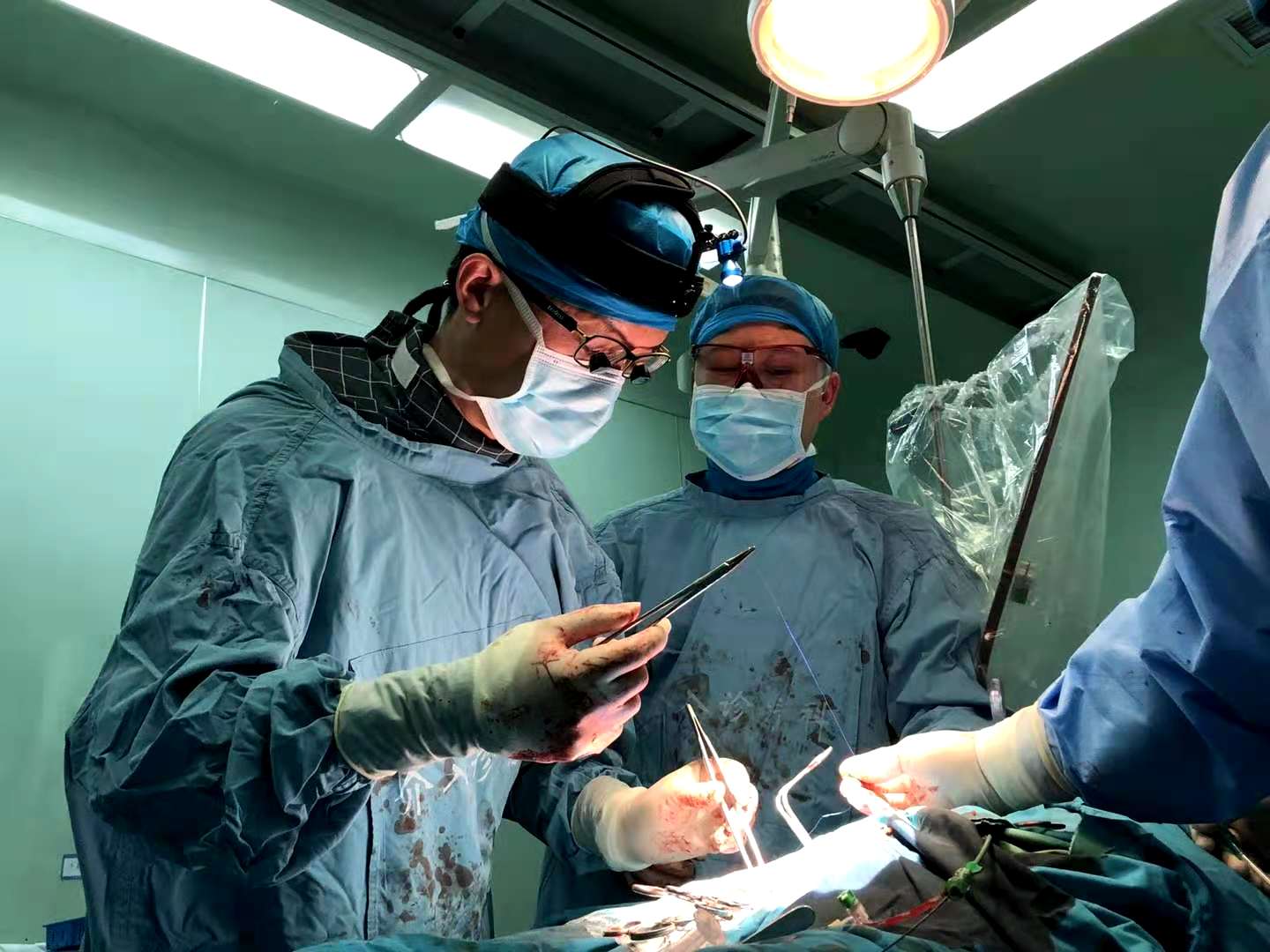 争分夺秒 海慈血管外科中心紧急抢救高龄腹主动脉瘤破裂患者