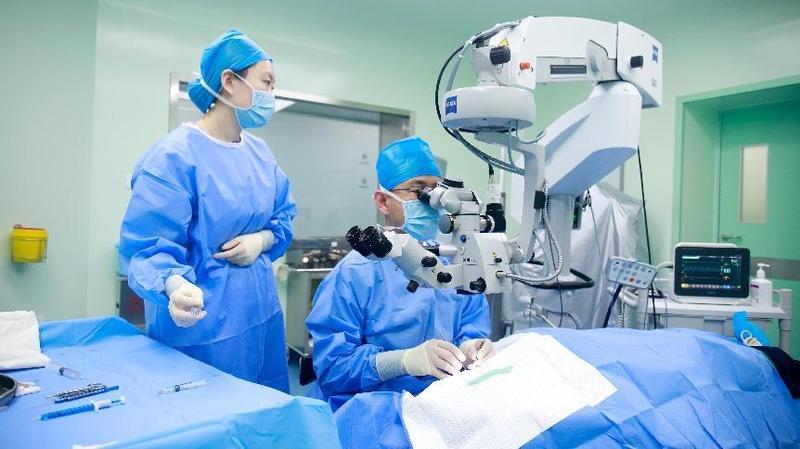青岛眼科医院“ 无刀 ”白内障手术，化解病情难题