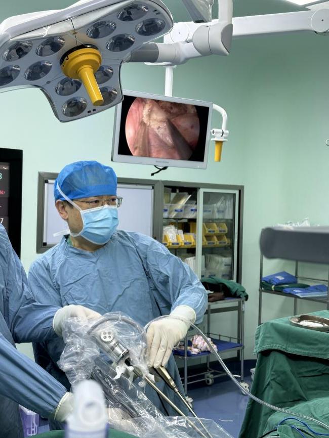 从“大刀阔斧”到“胸中有术”李简教授完成青岛市市立医院首例超微创胸腔镜巨大胸腺瘤切除术
