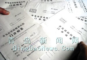 市民于先生手头有各个医院的一大堆病历 于小阳 摄