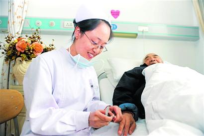 青岛5月推无陪护病房 护士照料病人起居生活