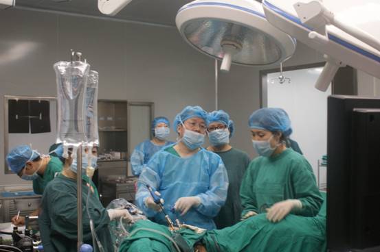 同济大学童晓文教授抵青 救治女性患者