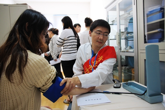 /enpproperty--> 青岛新闻网讯 日前,卫生局团委组织青岛市立医院、妇女儿童医院、口腔医院的8名志愿者为青岛市北区智障儿童特殊教育学校青岛九水路学校的90余名师生进行了内科、口腔、眼科等健康查体,并为学生及家长提供心理咨询、康复指导等服务。(通讯员 伊丽明) 图为:市立医院的内科医生正在为老师测量血压摄影:杨杰