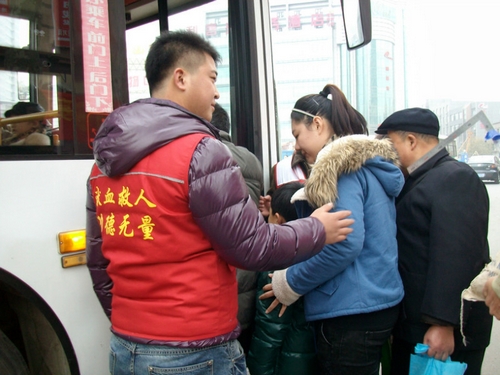 青岛市无偿献血志愿者双日开展志愿服务活动