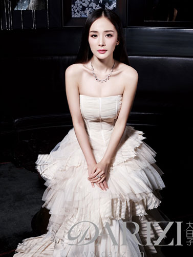 杨幂拍婚纱照引发围观 童年美照曝光被指长残