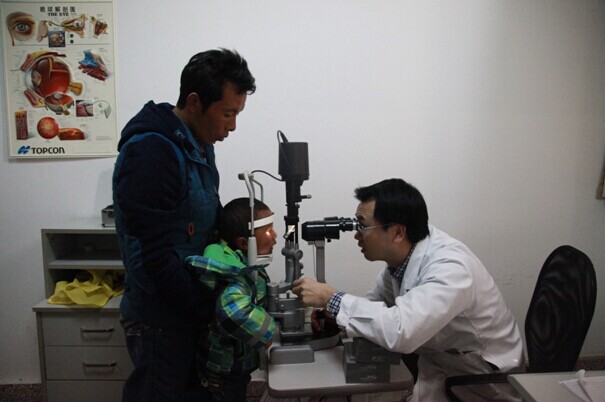 西藏男童六千里寻医 青岛眼科医院光明基金护