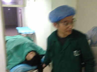 孕妇逛街突然肚子疼 来了医院大抢救