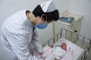 热烈祝贺我院韦华、张萍获区优秀护士荣誉称号