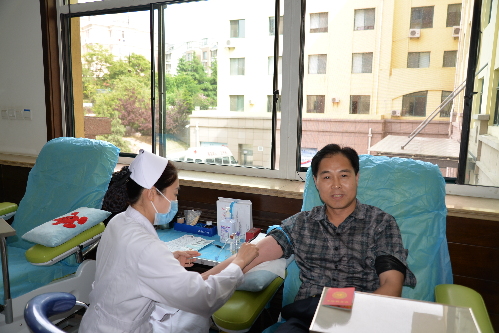 市红十字会领导带头参与无偿献血 - 青岛新闻网