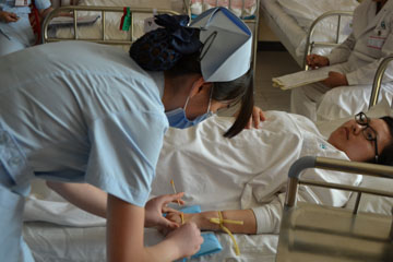 美女护士互扎对方 痛练静脉输液功