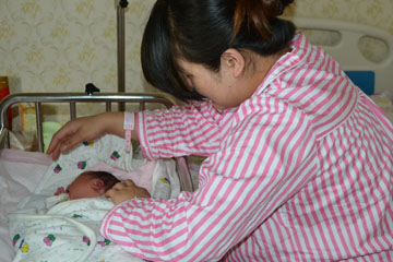 头胎产妇宫口开6个才来院 进产房半小时就生了