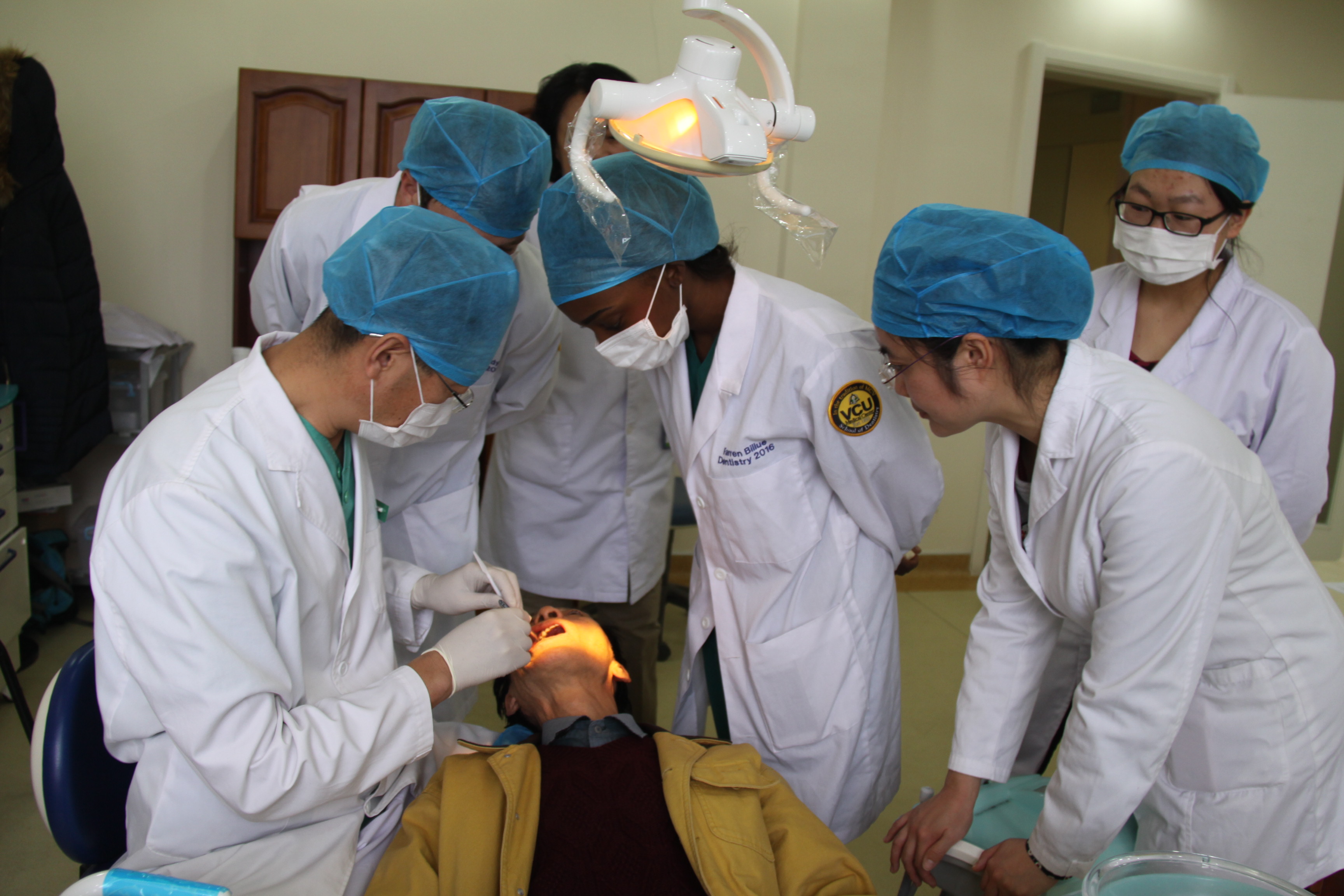 美国VCU牙科学院学生在青岛市口腔医院实习