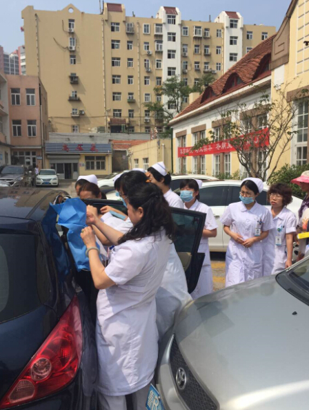 真是惊心动魄啊!孕妇竟在医院门口外私家车生