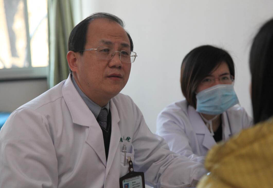 他是一名从医近30年的优秀医务工作者,救治的病人不计其数;他是一位深受学生和同行尊敬的医学专家,被推荐为良师益友。他就是山东大学齐鲁医院神经内科主任、山东大学齐鲁医院(青岛)副院长、脑科中心主任焉传祝教授。 潜心研究 罕见疾病 1987年,焉传祝教授毕业后师从李大年教授,一直从事神经病理和神经肌肉病的临床及实验室研究,1998年和2003年两次赴日本国立精神神经中心神经研究所微细结构研究部和神经肌肉病研究部学习肌肉病理和分子病理诊断,对各种原因引起的肌肉无力和肌萎缩以及其他神经系统