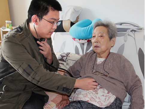 五四来临 青岛市九医志愿者慰问独居空巢老人