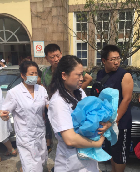 真是惊心动魄啊!孕妇竟在医院门口外私家车生