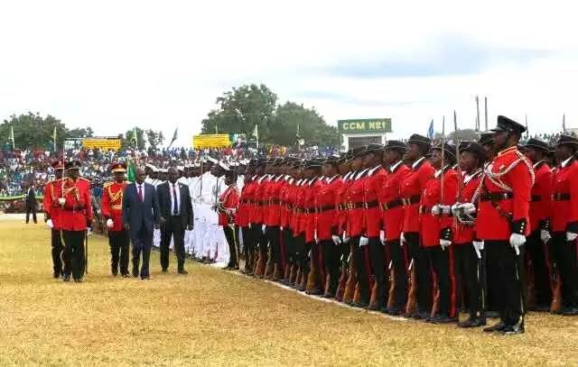 坦桑尼亚总统检阅部队