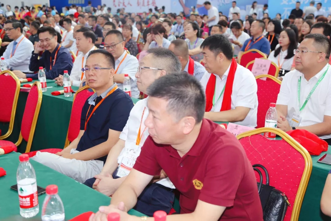 公司副总裁孔晓霞,副秘书长/重庆中盟医药股份有限公司总经理吴均福