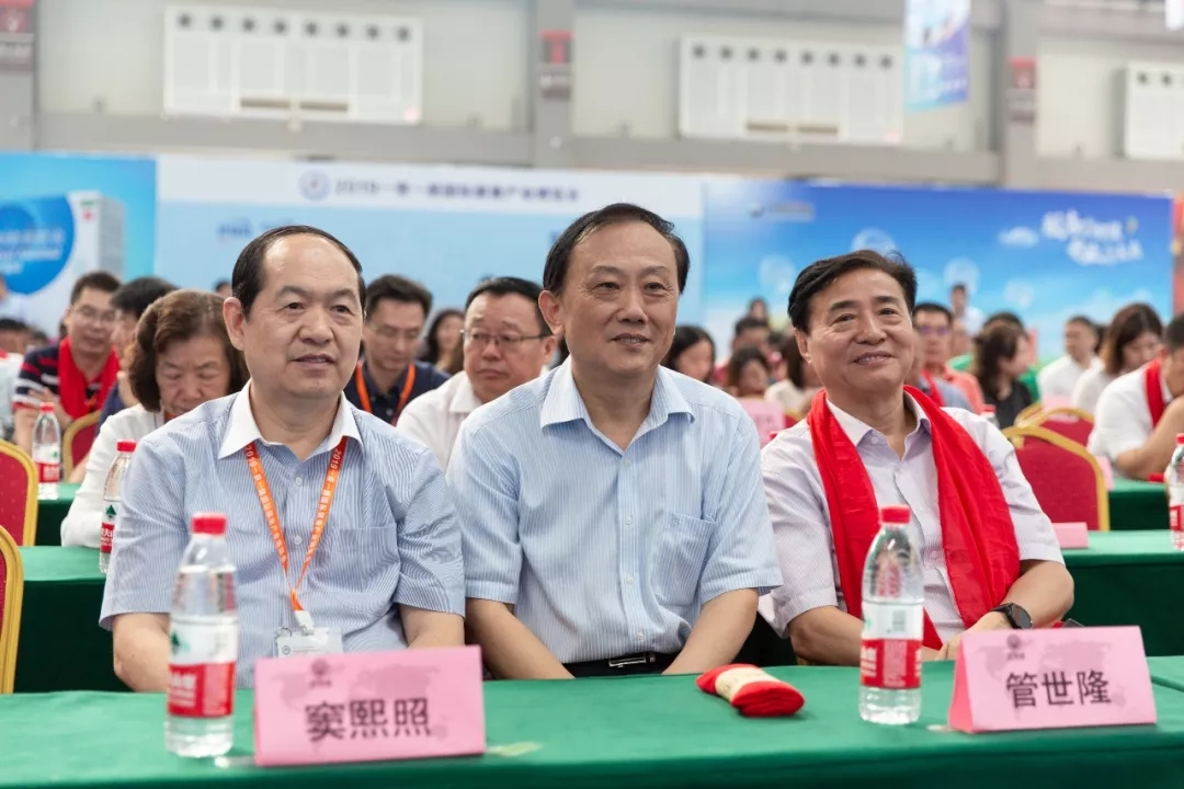 公司副总裁孔晓霞,副秘书长/重庆中盟医药股份有限公司总经理吴均福