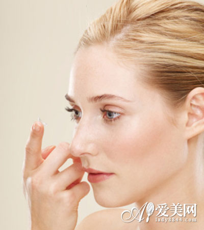 眼镜干涩戴什么样的隐形,眼镜干涩戴什么样的隐形眼镜好